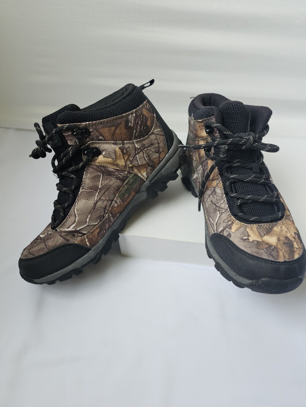 Ozark Trail Boy's Real Tree Camo Hikers Size 6 - NWT